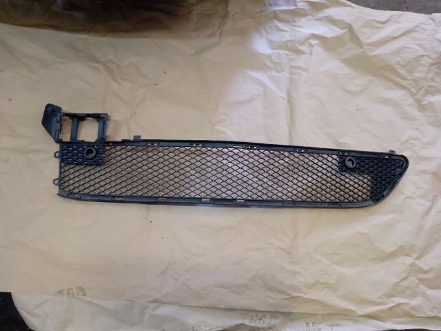 bontott MERCEDES-BENZ B-CLASS Első Lökhárító Alsó Középső Díszrács