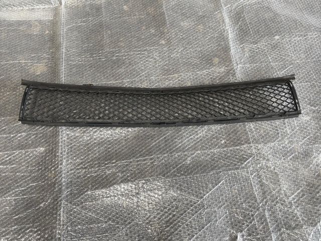 bontott MERCEDES-BENZ B-CLASS Első Lökhárító Alsó Középső Díszrács