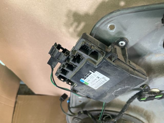 bontott MERCEDES-BENZ B-CLASS Jobb első Ajtó Vezérlőegység