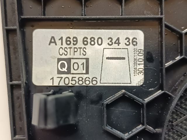 bontott MERCEDES-BENZ B-CLASS Műszerfal Középső Hangszóró Burkolat