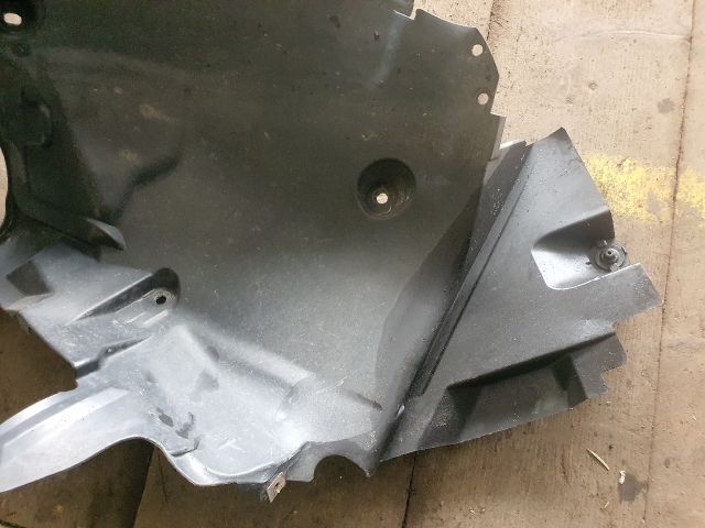 bontott MERCEDES-BENZ C-CLASS Bal első Hátsó Dobbetét (Kerékjárati, Műanyag)