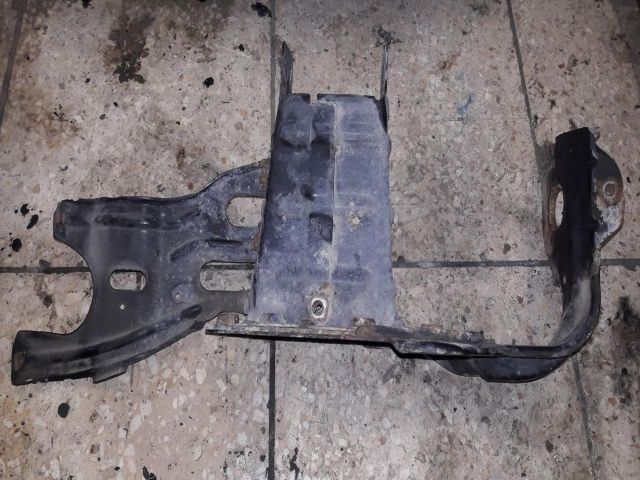 bontott MERCEDES-BENZ C-CLASS Bal első Lökhárító Tartó (Műanyag)