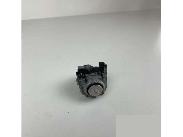 bontott MERCEDES-BENZ C-CLASS Bal első Zárbetét