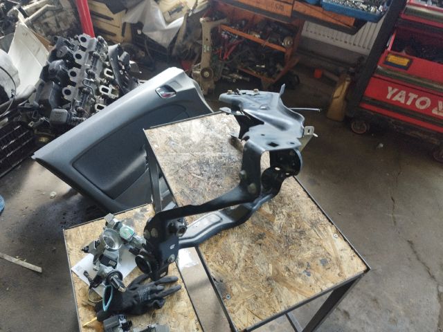 bontott MERCEDES-BENZ C-CLASS Bal Fényszóró Lámpakeret