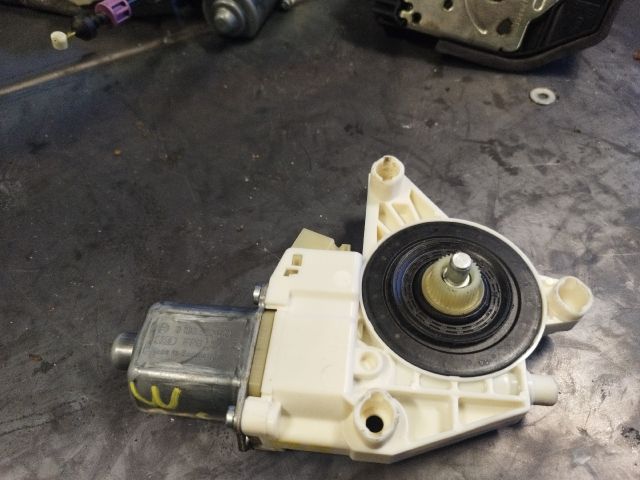 bontott MERCEDES-BENZ C-CLASS Bal hátsó Ablakemelő Motor