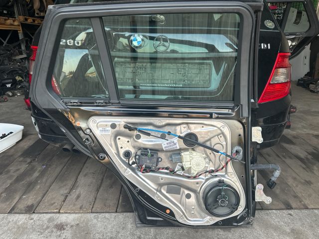 bontott MERCEDES-BENZ C-CLASS Bal hátsó Ajtó (Részeivel)