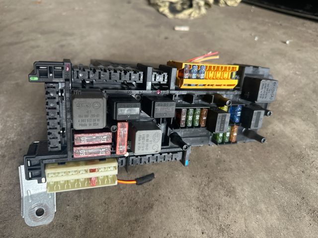 bontott MERCEDES-BENZ C-CLASS Biztosítéktábla Csomagtér