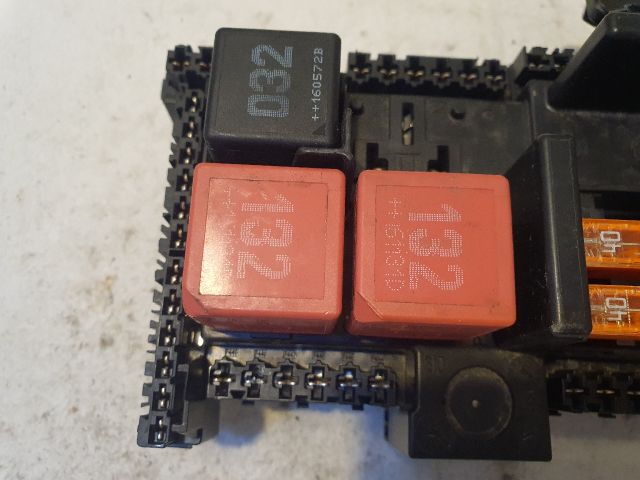 bontott MERCEDES-BENZ C-CLASS Biztosítéktábla Csomagtér