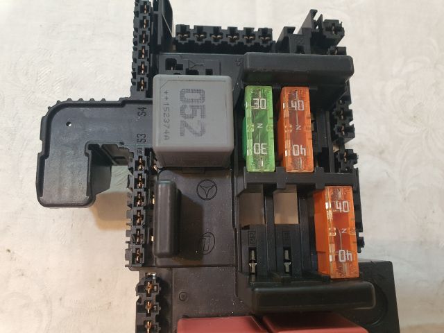 bontott MERCEDES-BENZ C-CLASS Biztosítéktábla Csomagtér