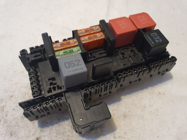 bontott MERCEDES-BENZ C-CLASS Biztosítéktábla Csomagtér