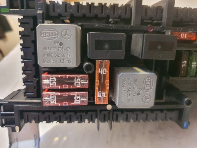 bontott MERCEDES-BENZ C-CLASS Biztosítéktábla Csomagtér