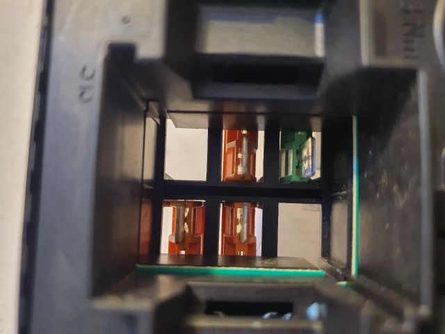 bontott MERCEDES-BENZ C-CLASS Biztosítéktábla Csomagtér