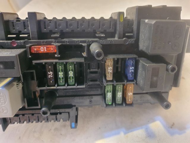 bontott MERCEDES-BENZ C-CLASS Biztosítéktábla Csomagtér