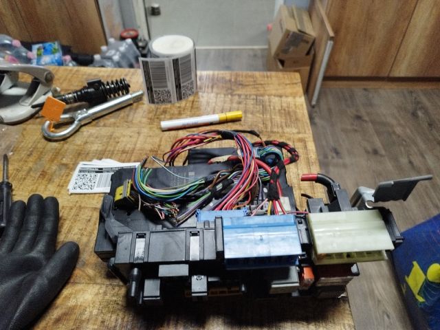 bontott MERCEDES-BENZ C-CLASS Biztosítéktábla Csomagtér