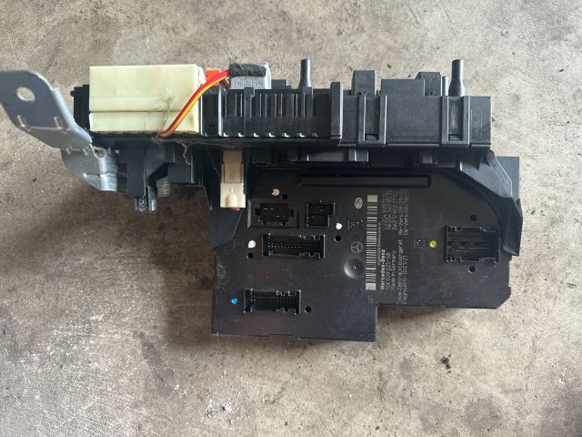 bontott MERCEDES-BENZ C-CLASS Biztosítéktábla Csomagtér