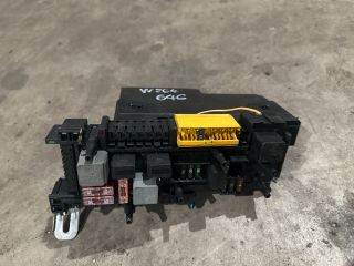 bontott MERCEDES-BENZ C-CLASS Biztosítéktábla Csomagtér