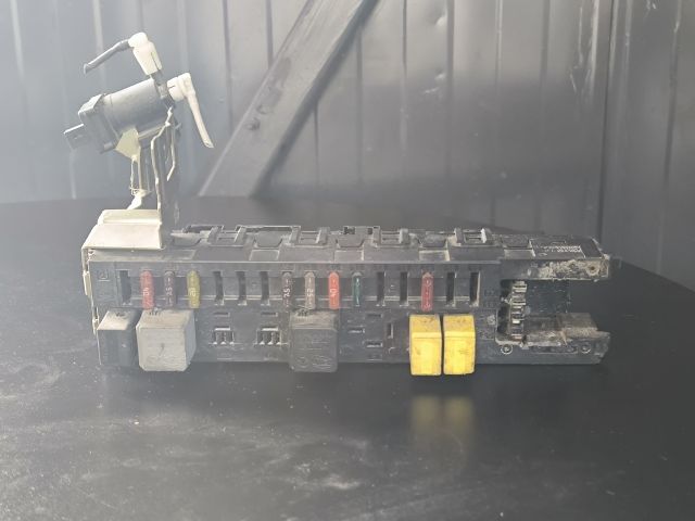 bontott MERCEDES-BENZ C-CLASS Biztosítéktábla Csomagtér