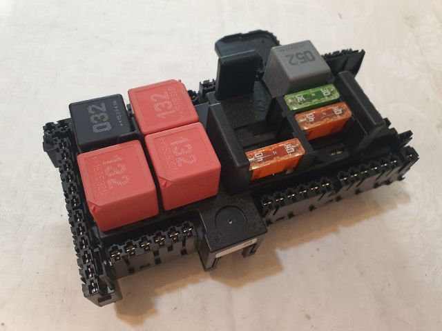 bontott MERCEDES-BENZ C-CLASS Biztosítéktábla Csomagtér