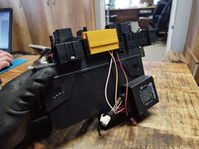 bontott MERCEDES-BENZ C-CLASS Biztosítéktábla Csomagtér