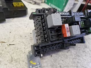 bontott MERCEDES-BENZ C-CLASS Biztosítéktábla Csomagtér