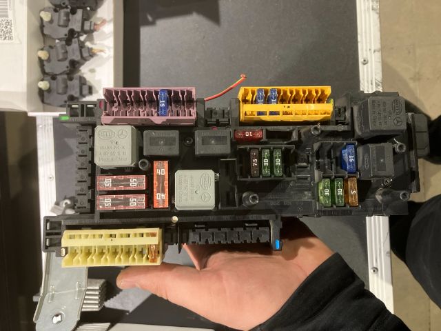 bontott MERCEDES-BENZ C-CLASS Biztosítéktábla Csomagtér