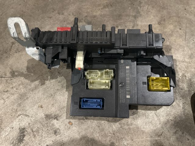 bontott MERCEDES-BENZ C-CLASS Biztosítéktábla Csomagtér