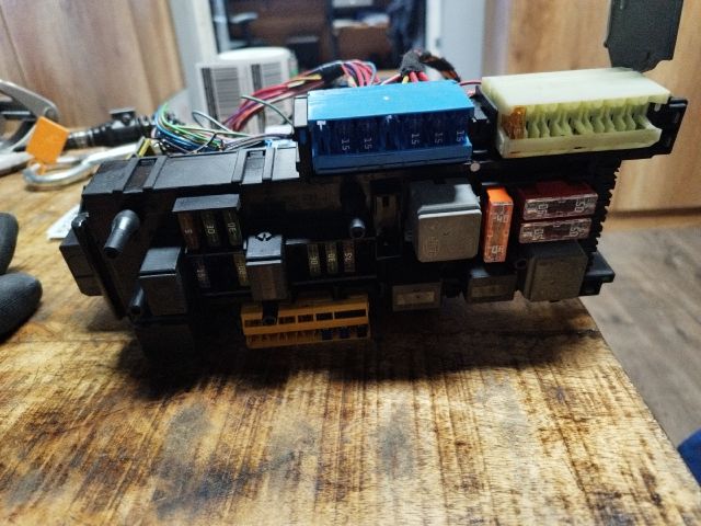 bontott MERCEDES-BENZ C-CLASS Biztosítéktábla Csomagtér