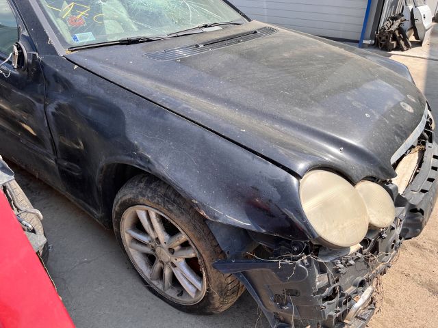 bontott MERCEDES-BENZ C-CLASS Jobb első Féknyereg Munkahengerrel