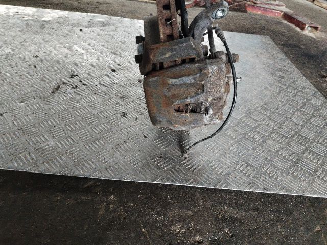 bontott MERCEDES-BENZ C-CLASS Bal első Féknyereg Munkahengerrel