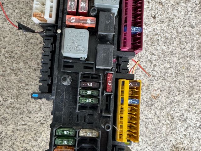 bontott MERCEDES-BENZ C-CLASS Biztosítéktábla Motortér