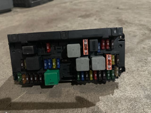 bontott MERCEDES-BENZ C-CLASS Biztosítéktábla Motortér