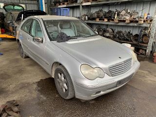 bontott MERCEDES-BENZ C-CLASS Jobb hátsó Féknyereg Munkahengerrel