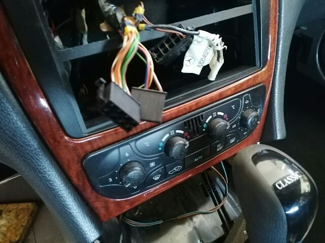 bontott MERCEDES-BENZ C-CLASS Jobb első Féknyereg Munkahengerrel