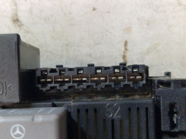 bontott MERCEDES-BENZ C-CLASS Biztosítéktábla Motortér