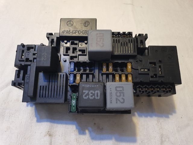 bontott MERCEDES-BENZ C-CLASS Biztosítéktábla Motortér