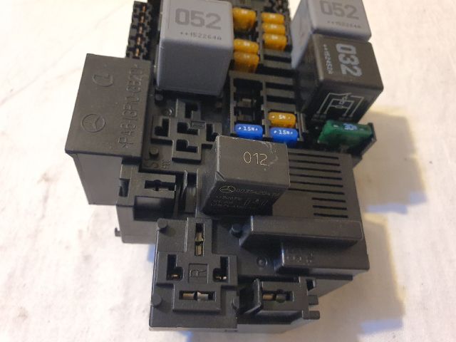 bontott MERCEDES-BENZ C-CLASS Biztosítéktábla Motortér