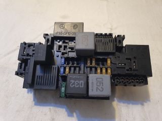 bontott MERCEDES-BENZ C-CLASS Biztosítéktábla Motortér