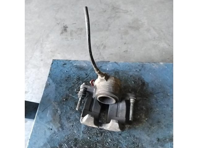 bontott MERCEDES-BENZ C-CLASS Jobb első Féknyereg Munkahengerrel