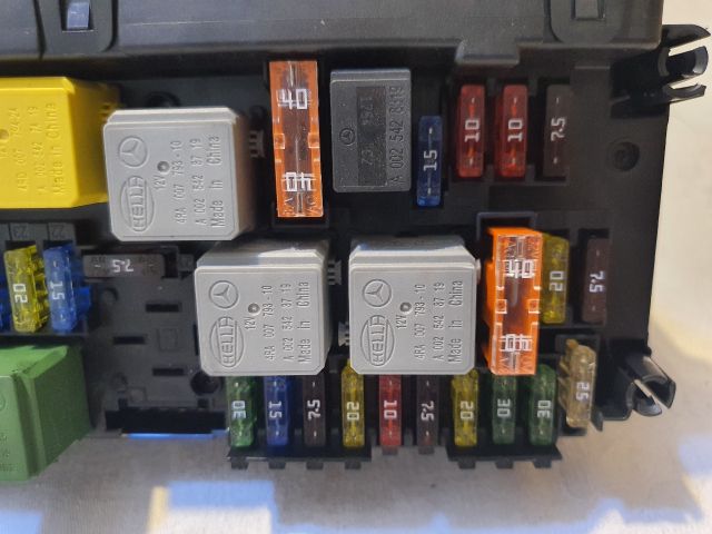 bontott MERCEDES-BENZ C-CLASS Biztosítéktábla Motortér