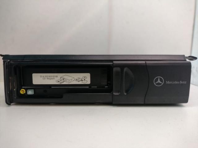 bontott MERCEDES-BENZ C-CLASS CD / DVD Tár