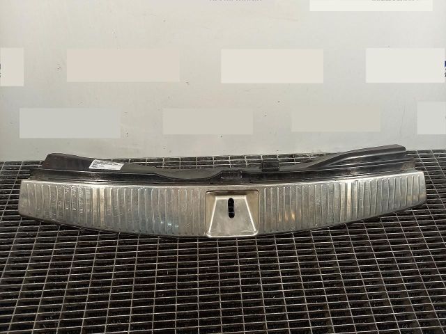 bontott MERCEDES-BENZ C-CLASS Csomagtérajtó Díszléc