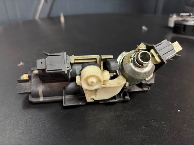 bontott MERCEDES-BENZ C-CLASS Csomagtérajtó Kilincs