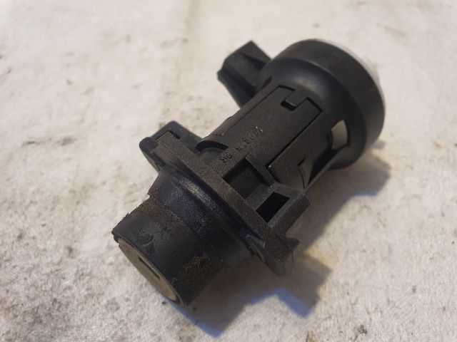 bontott MERCEDES-BENZ C-CLASS Csomagtérajtó Zárbetét