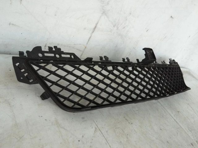 bontott MERCEDES-BENZ C-CLASS Első Lökhárító Alsó Középső Díszrács