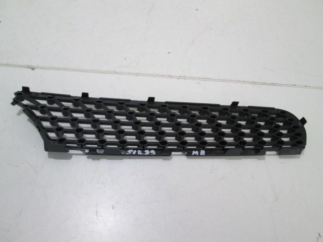 bontott MERCEDES-BENZ C-CLASS Első Lökhárító Jobb Díszrács