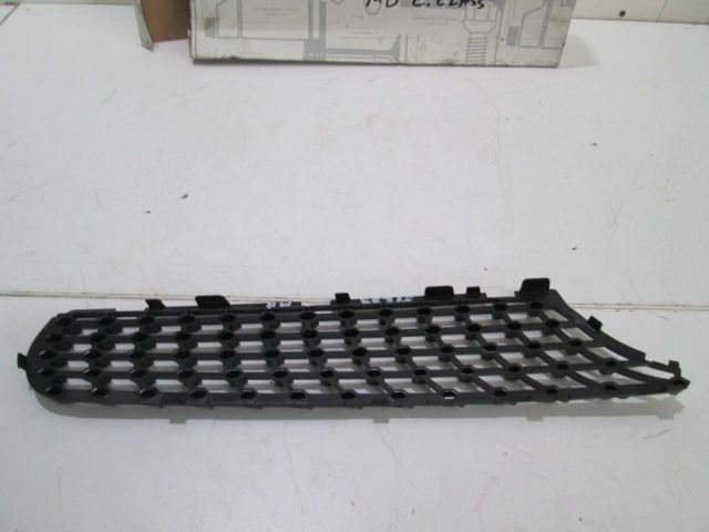 bontott MERCEDES-BENZ C-CLASS Első Lökhárító Jobb Díszrács