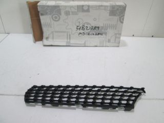 bontott MERCEDES-BENZ C-CLASS Első Lökhárító Jobb Díszrács