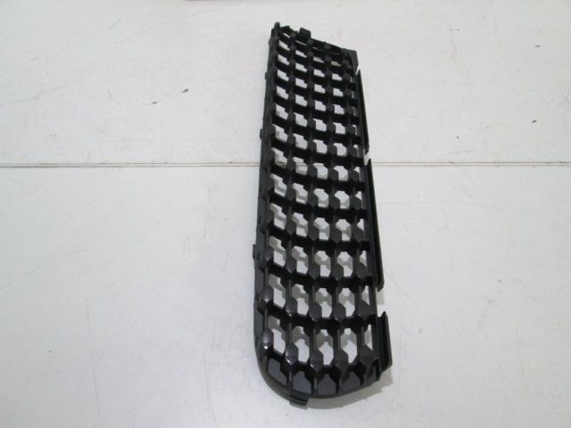 bontott MERCEDES-BENZ C-CLASS Első Lökhárító Jobb Díszrács