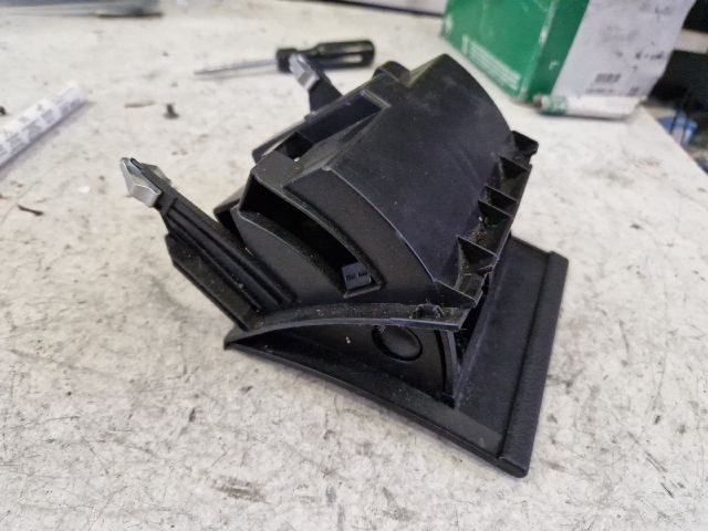 bontott MERCEDES-BENZ C-CLASS Hátsó Hamutartó