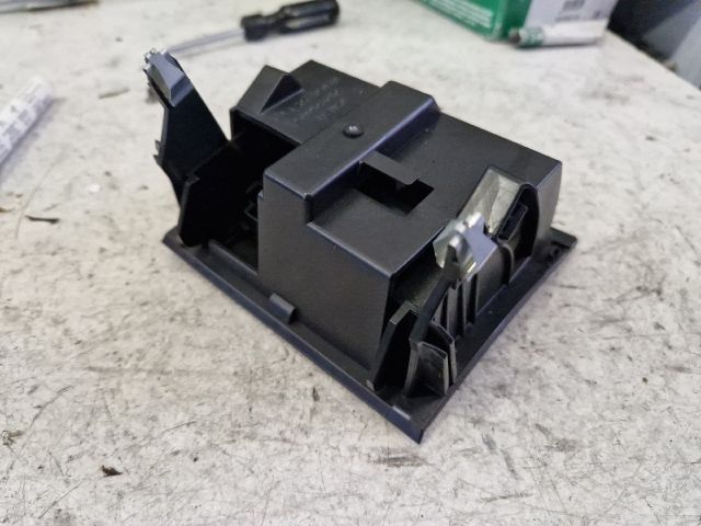 bontott MERCEDES-BENZ C-CLASS Hátsó Hamutartó